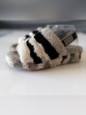 UGG Women’s Fluff Yeah Striped Shearling Slides Size 8